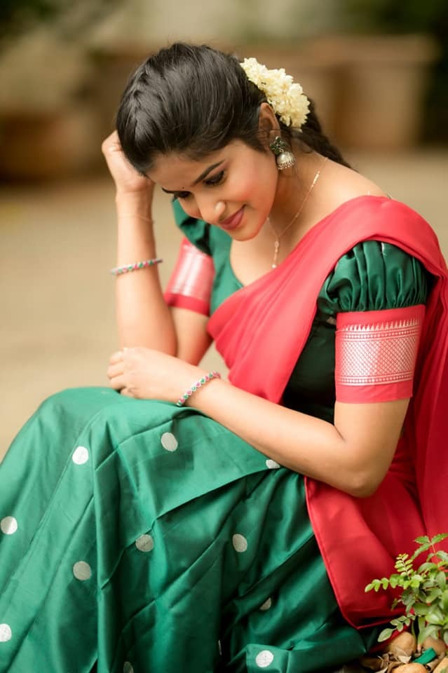 Aadhirai Soundararajan's Vibrant Traditional Attire Showcase