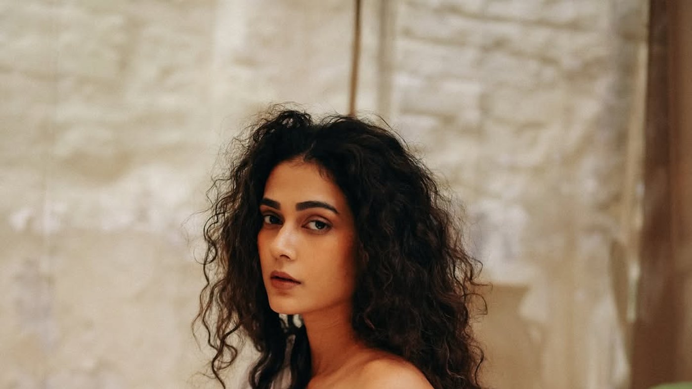 Aakanksha Singh's Effortless Chic Redefines Bollywood Fashion