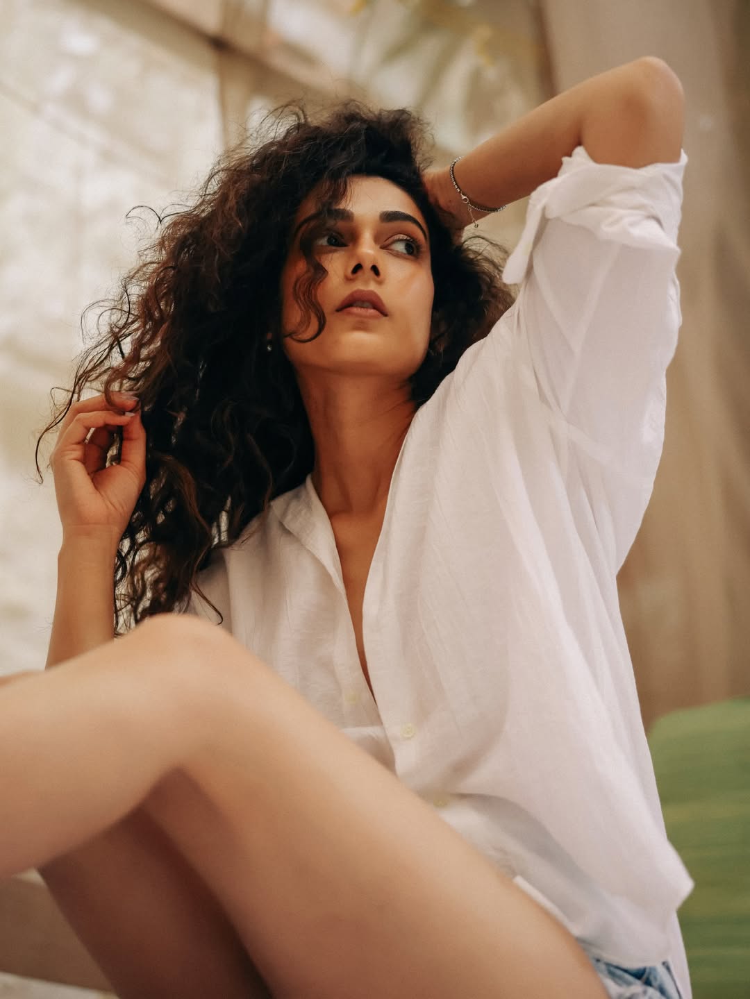 Aakanksha Singh's Effortless Chic Redefines Bollywood Fashion