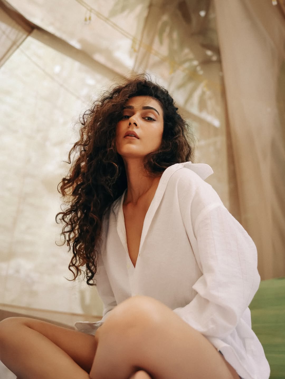 Aakanksha Singh's Effortless Chic Redefines Bollywood Fashion