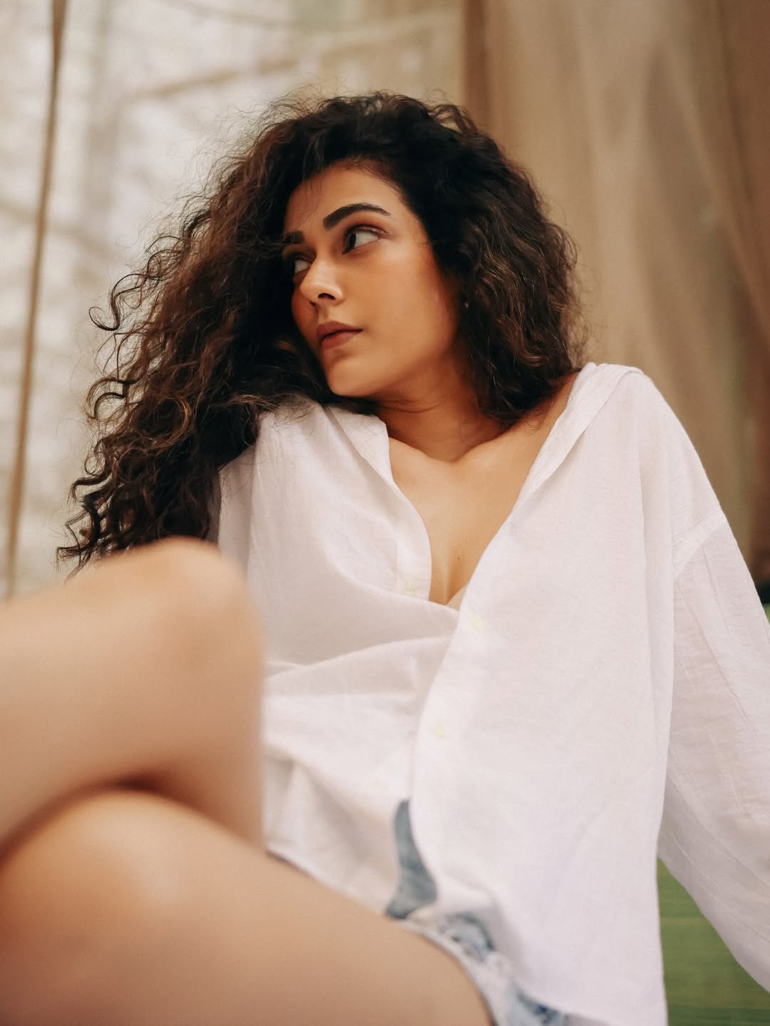 Aakanksha Singh's Effortless Chic Redefines Bollywood Fashion