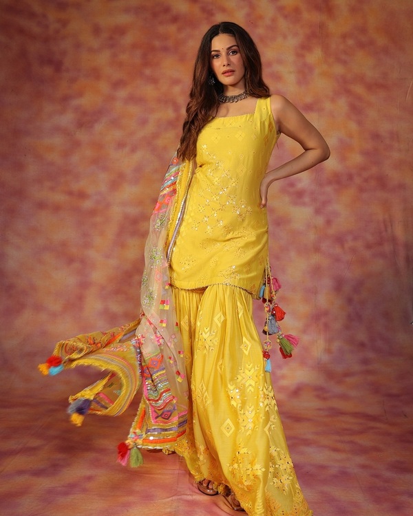Amyra Dastur’s Radiant Charm Steals the Spotlight!