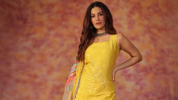 Amyra Dastur’s Radiant Charm Steals the Spotlight!