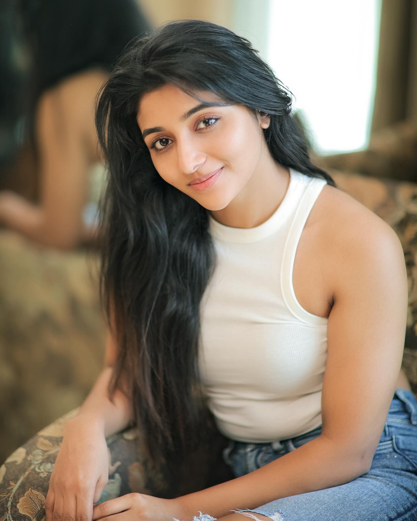 Mirnaa’s Red Top Moment: A Bold Style Feature