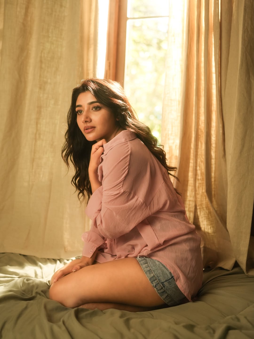 Mirnaa’s Red Top Moment: A Bold Style Feature