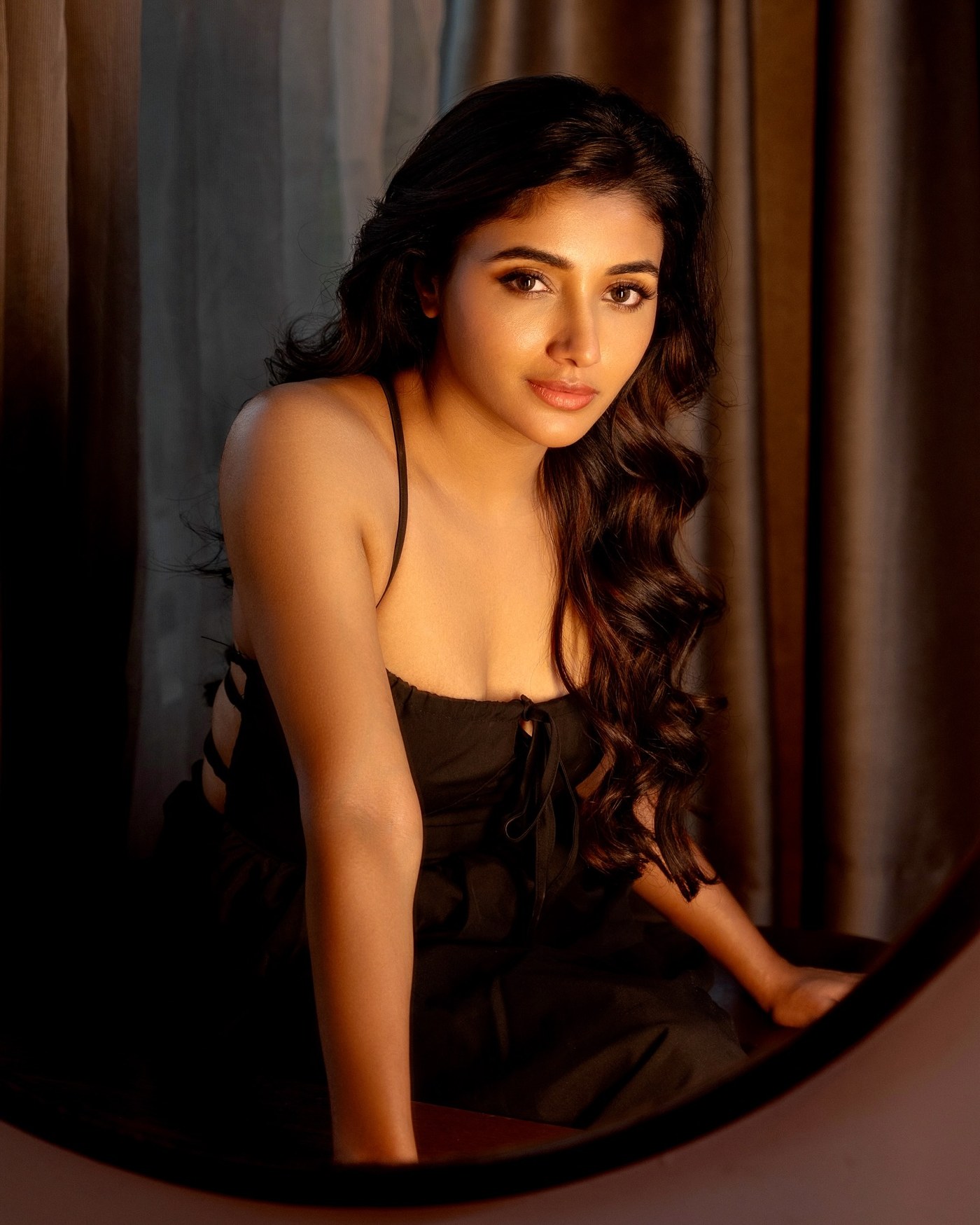 Mirnaa’s Red Top Moment: A Bold Style Feature