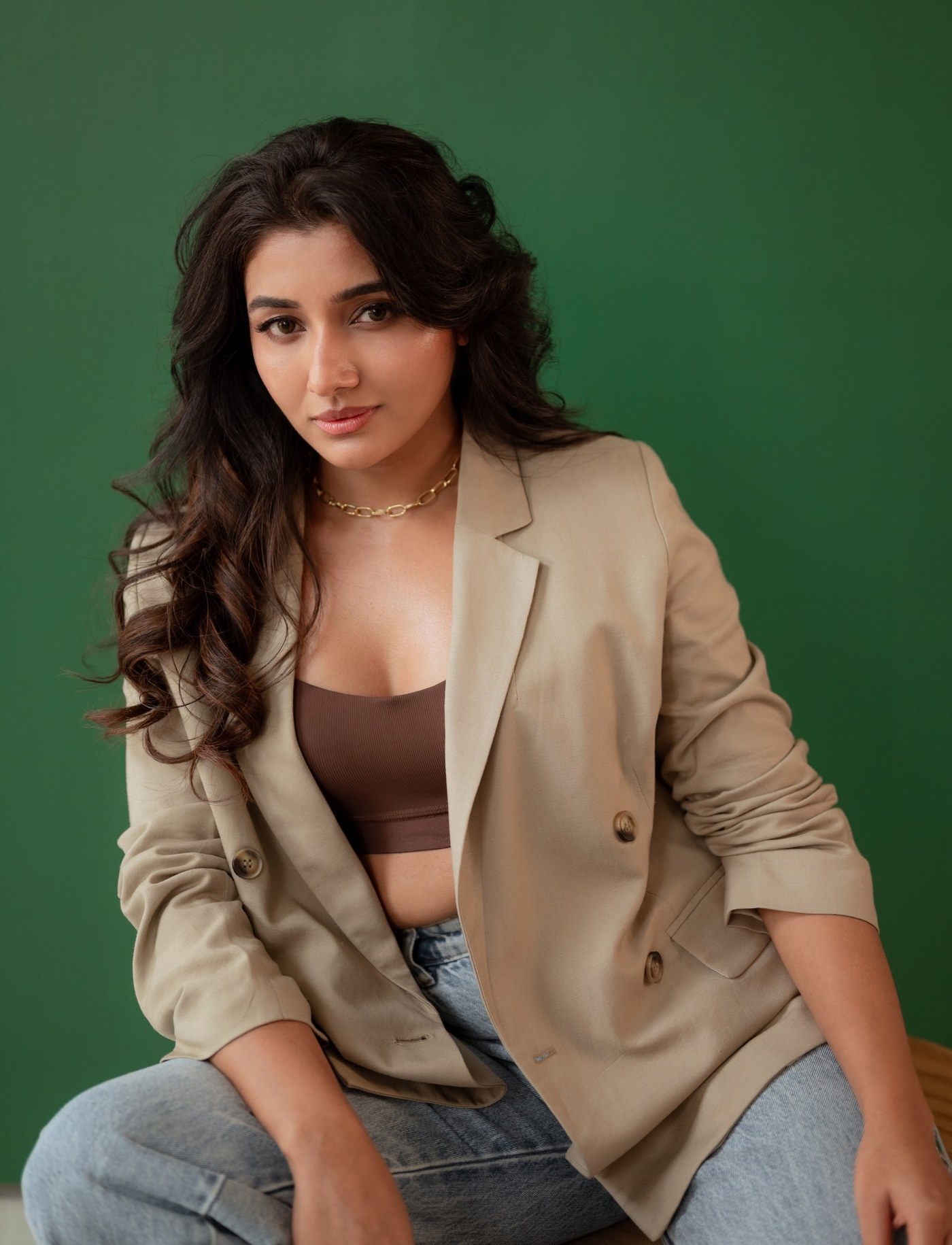 Mirnaa’s Red Top Moment: A Bold Style Feature