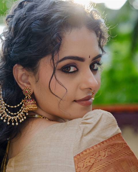 Swathishta Krishnan's Stunning Look Captures Hearts