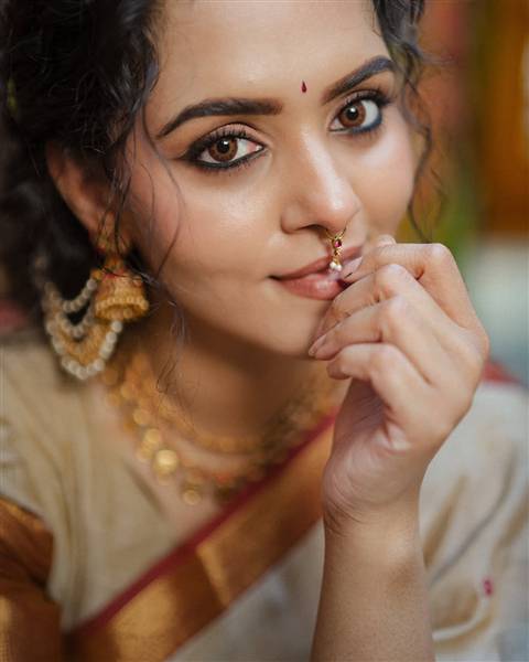 Swathishta Krishnan's Stunning Look Captures Hearts