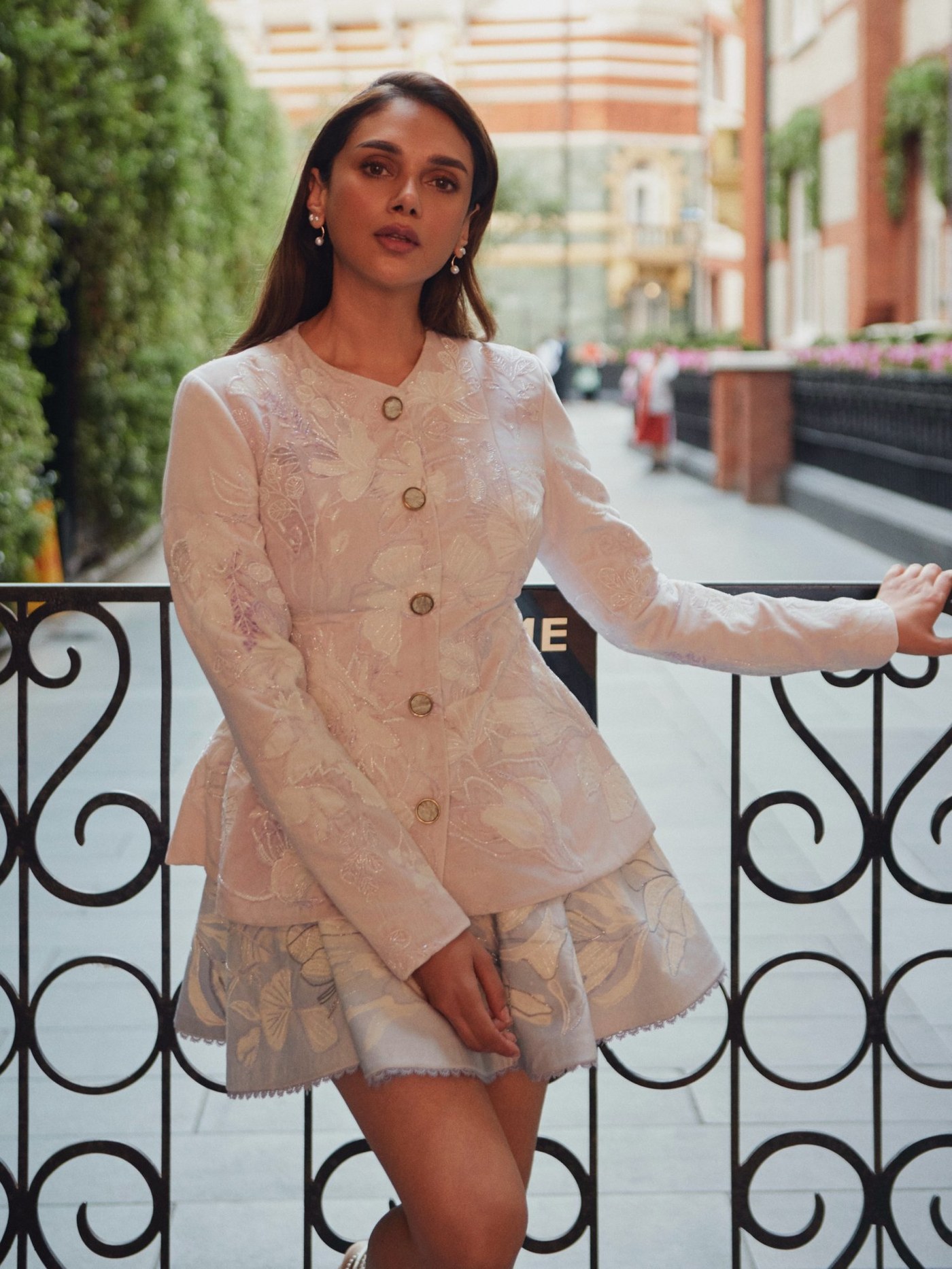 Aditi Rao Hydari's White Elegance: A Royal Vibe That Defines Modern Indian Fashion