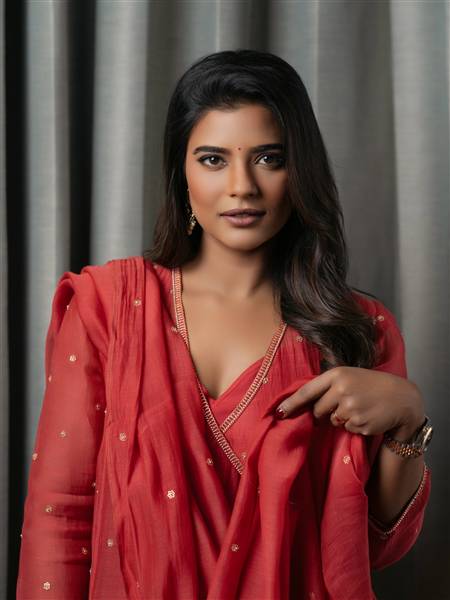 Aishwarya Rajesh's Stunning Red Elegance: A Visual Feast for Fans!