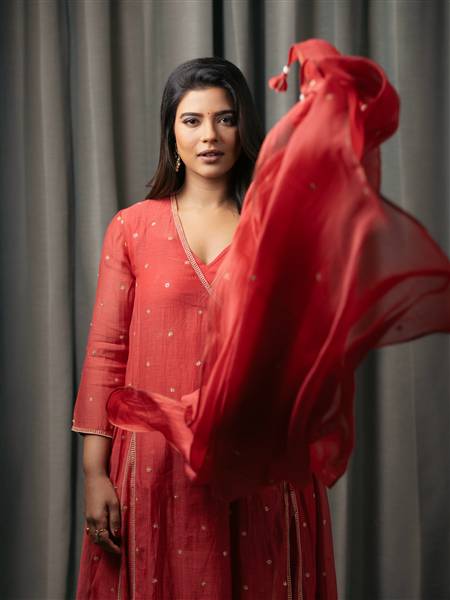 Aishwarya Rajesh's Stunning Red Elegance: A Visual Feast for Fans!