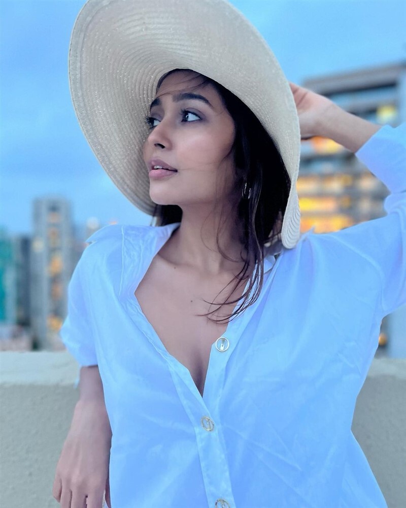 Akriti Singh's Sunlit Glamour: A Photo Gallery