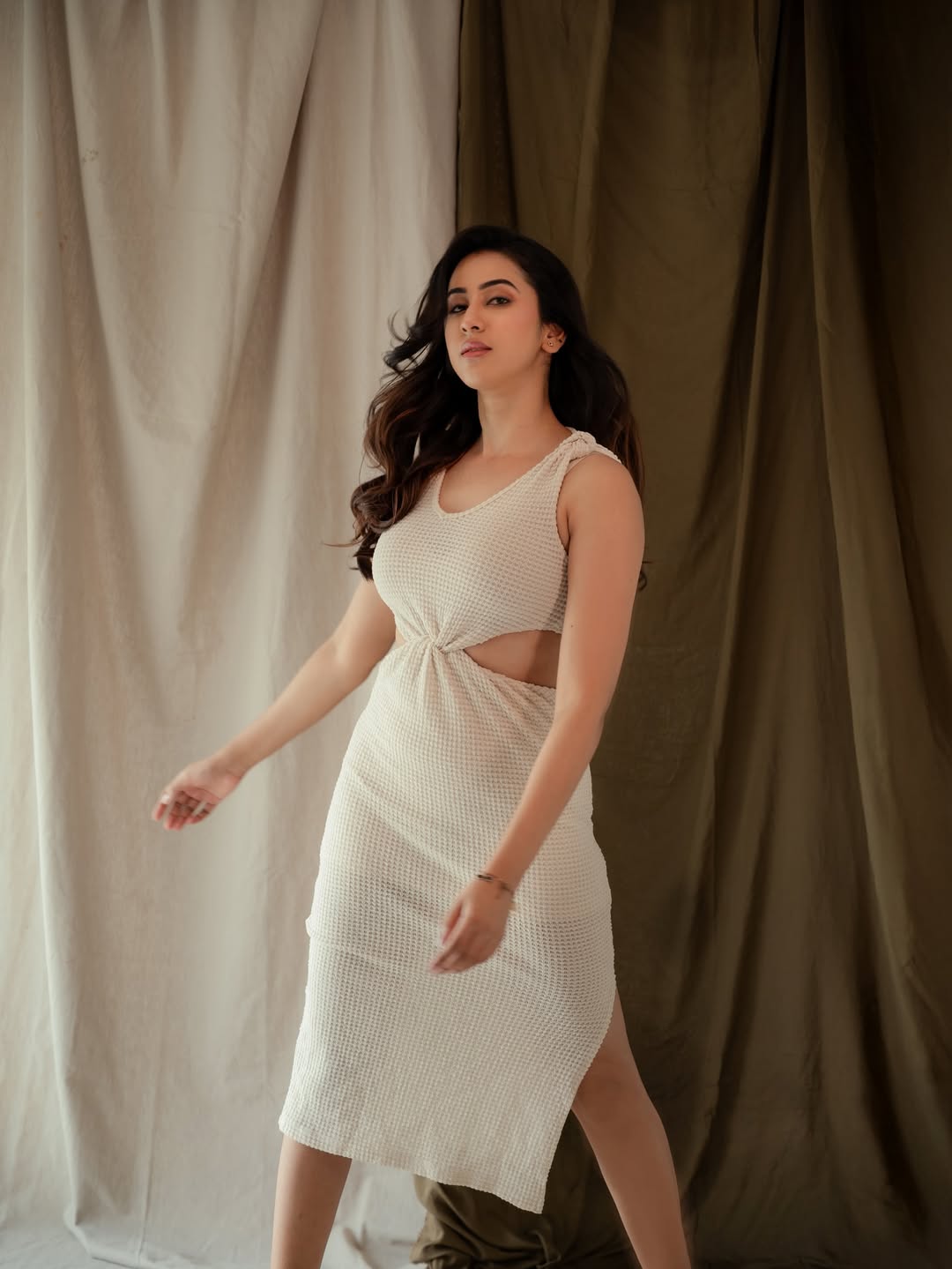 Akshaya Hariharan Steals Hearts with Effortlessly Chic Glamour