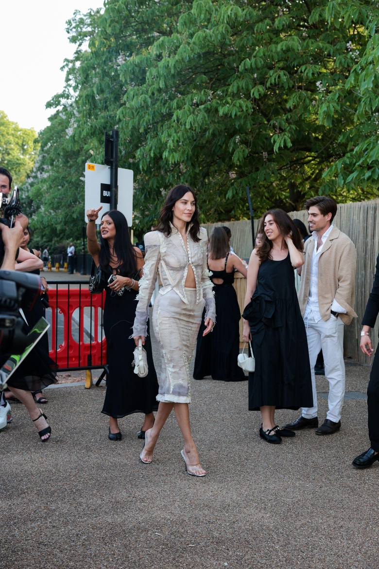 Alexa Chung Glows at Serpentine Summer Party in London!