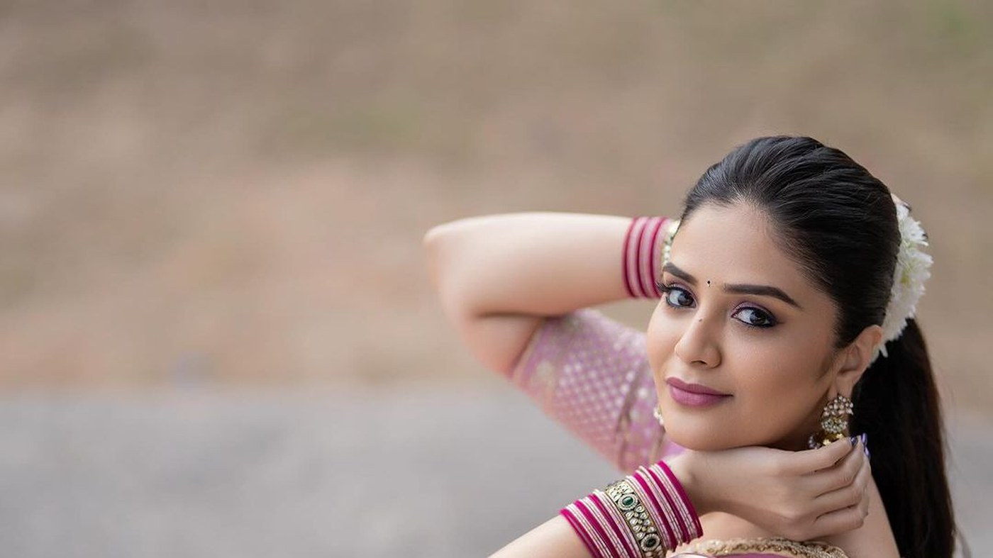 Anchor Sreemukhi Stunning Saree Photos | Traditional Glamour
