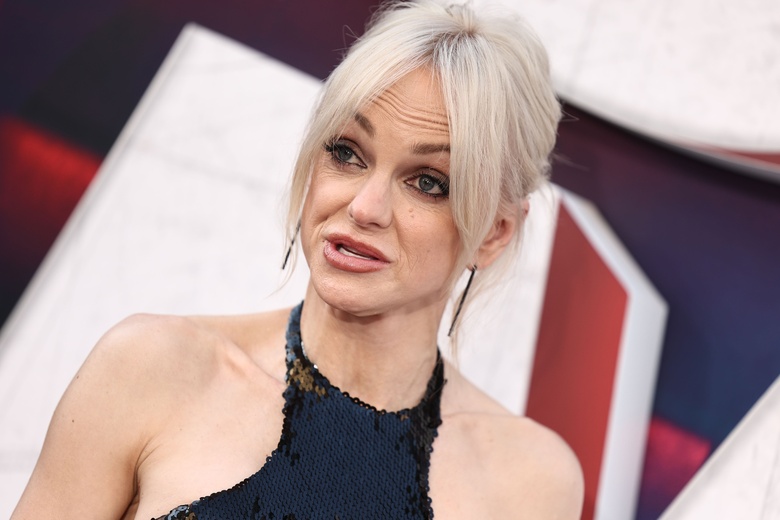 Anna Faris is spotted shining brightly at the Los Angeles premiere of 'Scary Movie'.