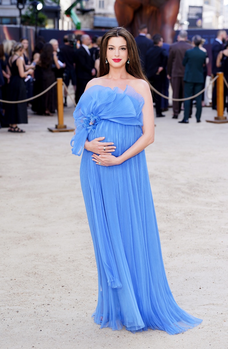 Anne Hathaway Brings Hollywood Glamour and Grace to the Red Carpet!