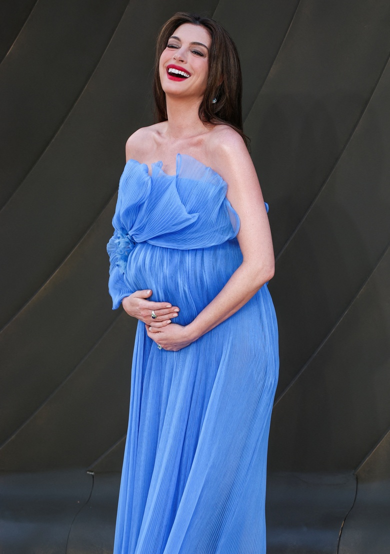 Anne Hathaway Brings Hollywood Glamour and Grace to the Red Carpet!