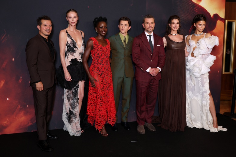 Anne Hathaway's Effortless Glamour Steals the Spotlight at Paris Premiere