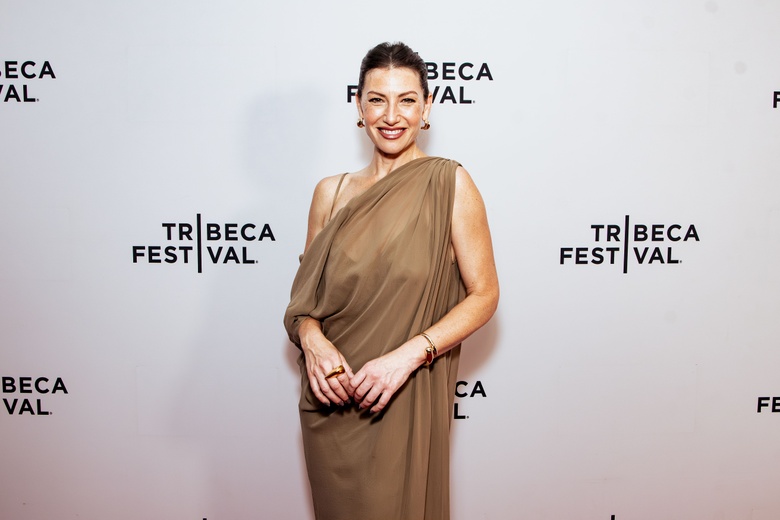 Ari Graynor's Stunning Look Captures Viral Attention