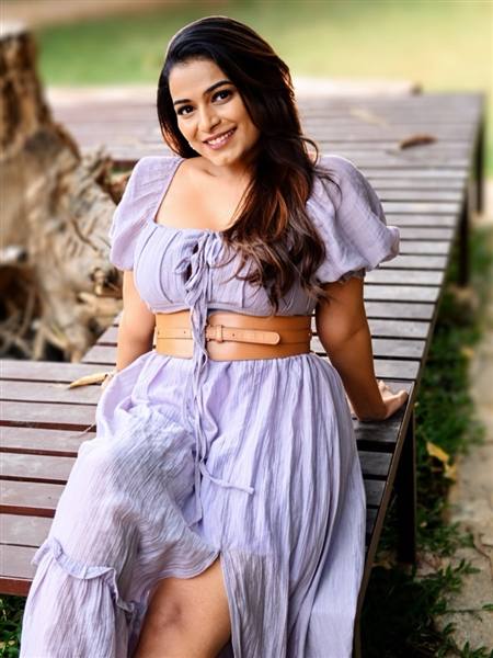 Ashwini Aanandita's Glamour Takes Over! Modern Looks Steal the Spotlight✨
