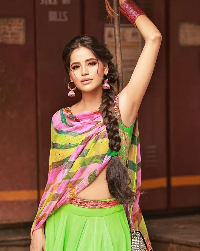 Avanii Singh's Stunning Look: Earthy Glamour & Bold Prints