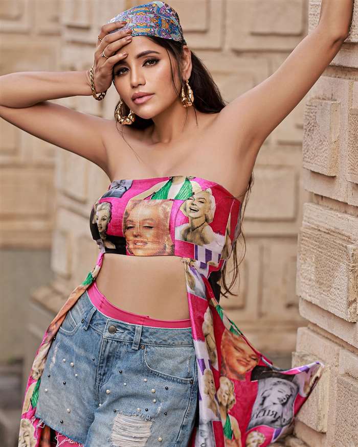 Avanii Singh's Stunning Look: Earthy Glamour & Bold Prints