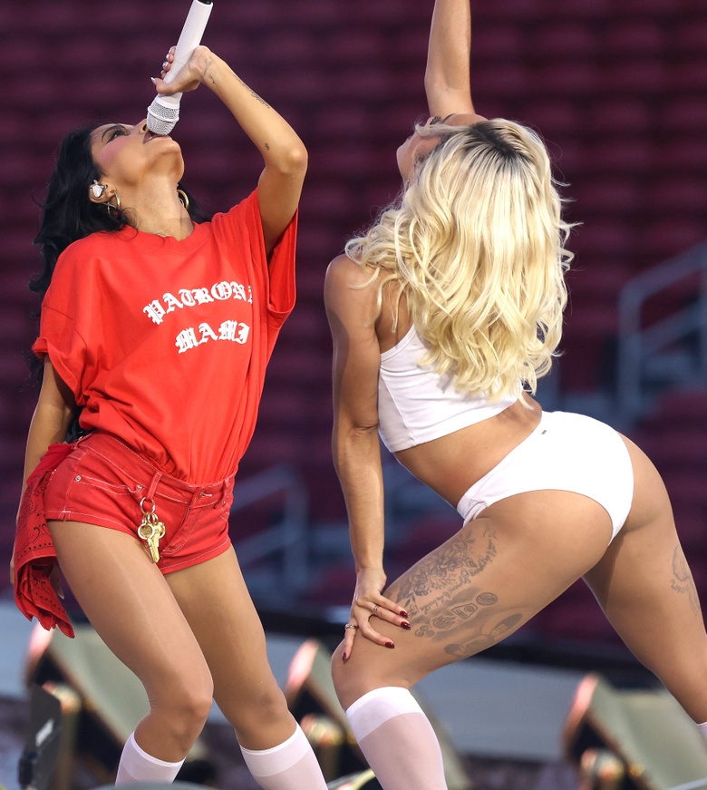 Becky G Steals the Spotlight: Showstopping Style and Star Power