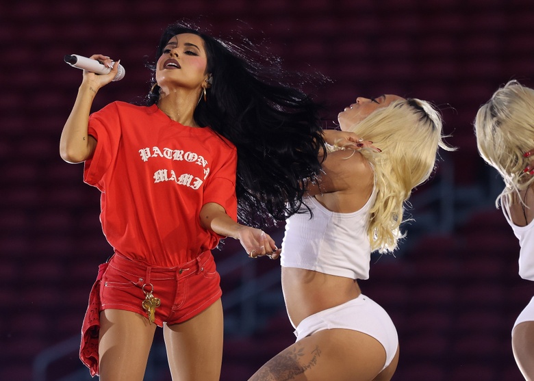 Becky G Steals the Spotlight: Showstopping Style and Star Power