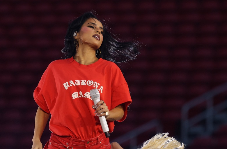 Becky G Steals the Spotlight: Showstopping Style and Star Power