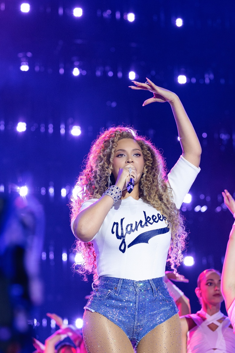 Beyonce Electrifies the Spotlight with Iconic Style and Star Power