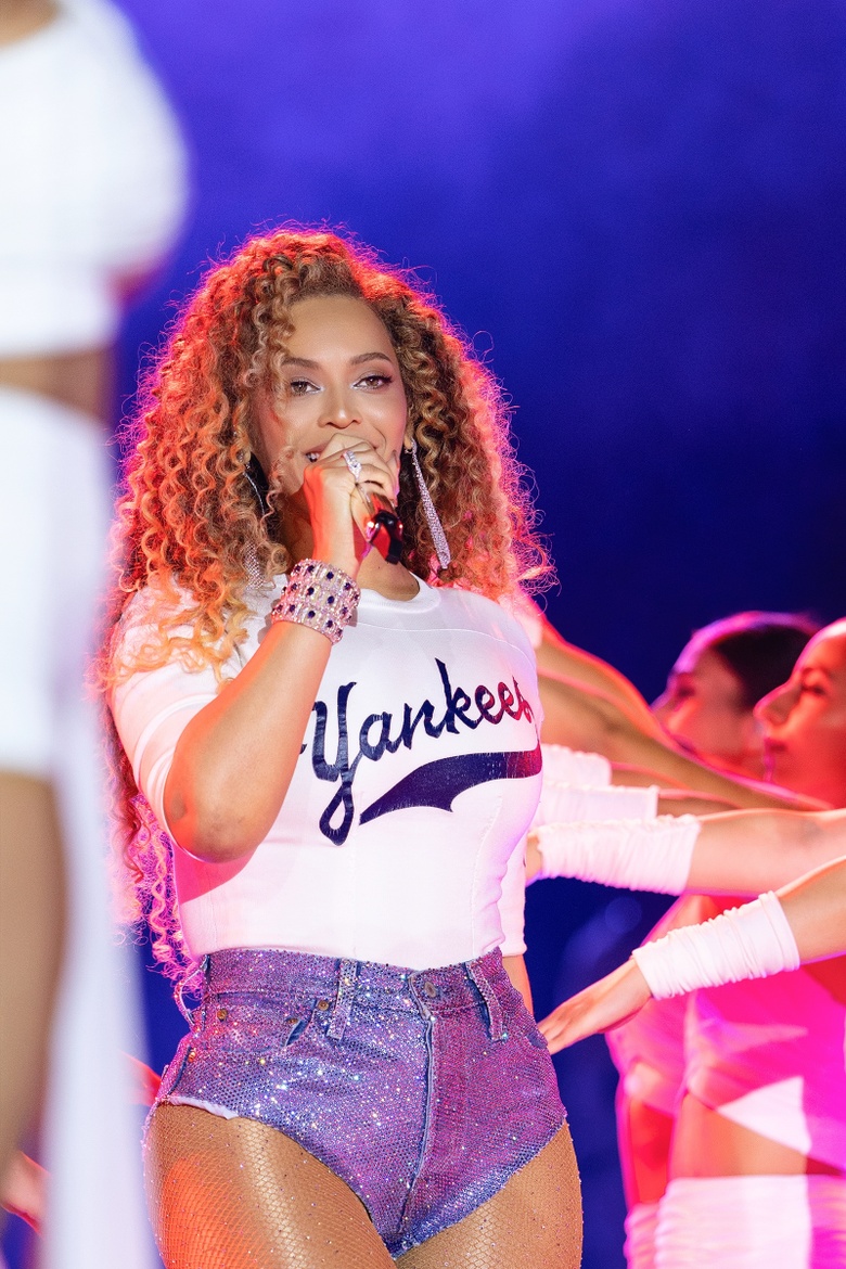 Beyonce Electrifies the Spotlight with Iconic Style and Star Power
