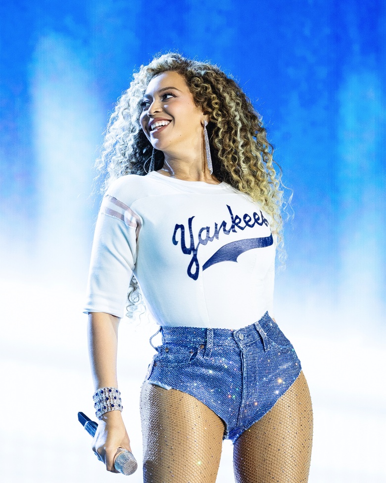 Beyonce Electrifies the Spotlight with Iconic Style and Star Power