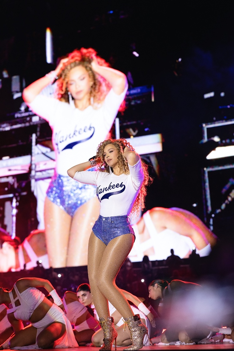 Beyonce Electrifies the Spotlight with Iconic Style and Star Power