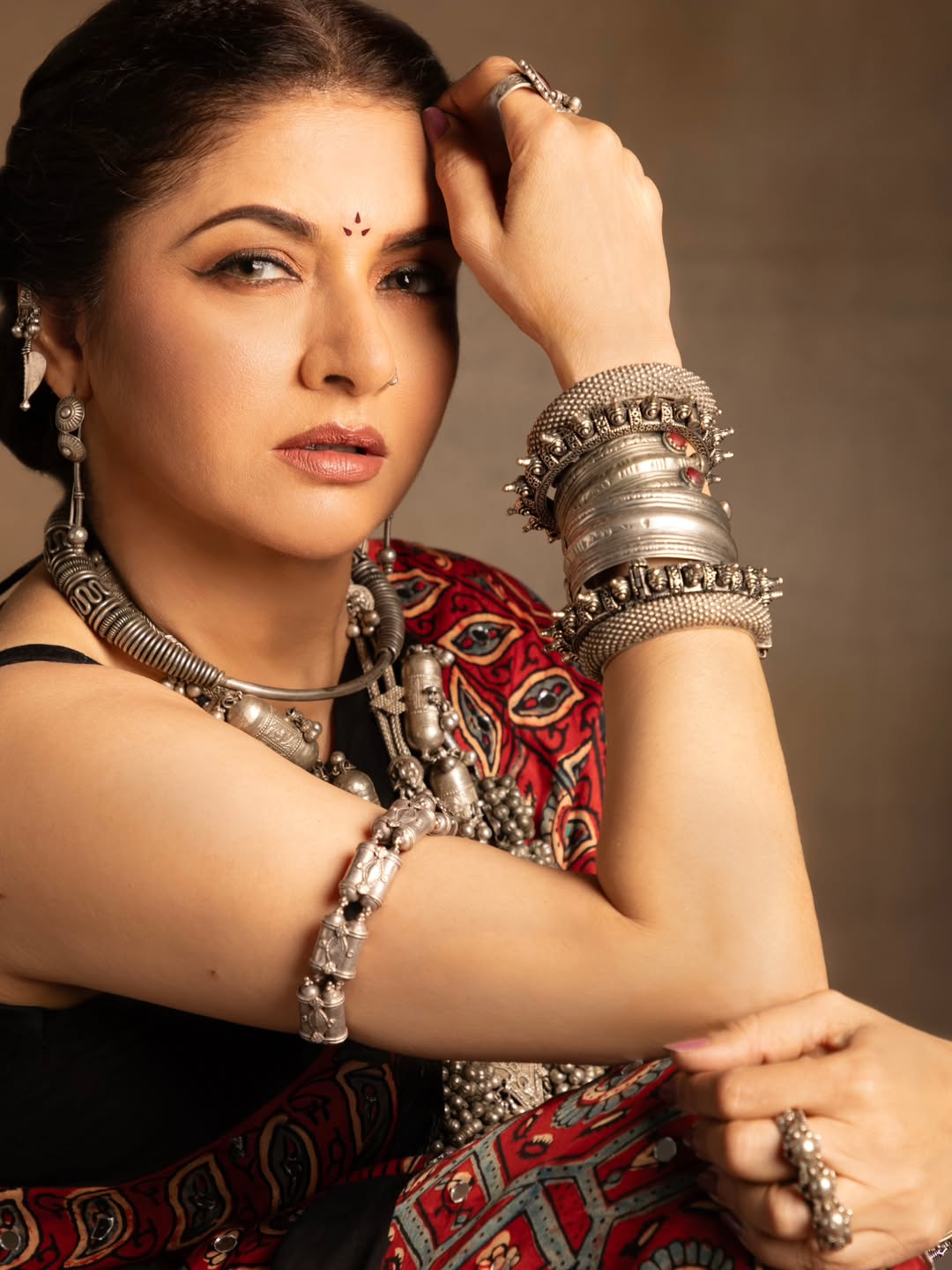 Bhagyashree's Regal Radiance: A Study in Tradition