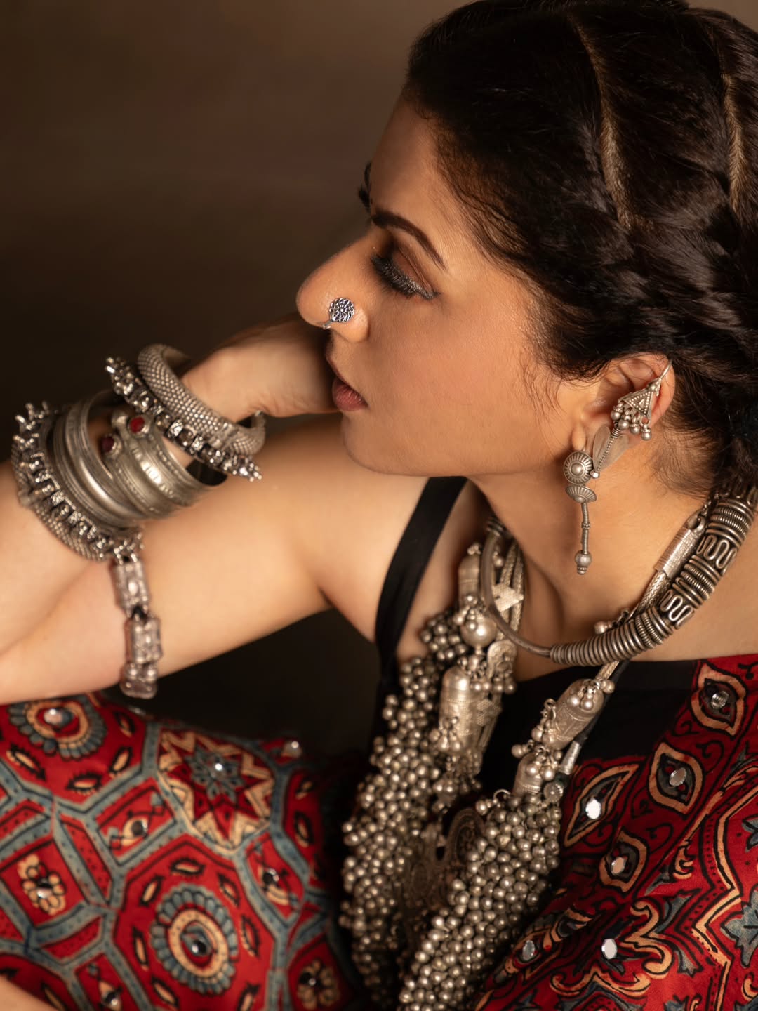 Bhagyashree's Regal Radiance: A Study in Tradition