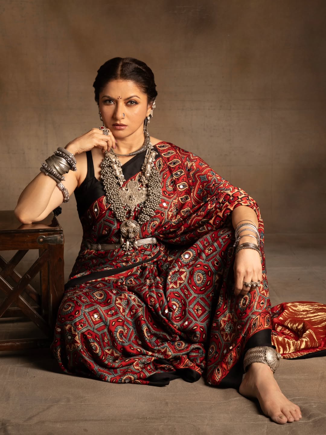 Bhagyashree's Regal Radiance: A Study in Tradition