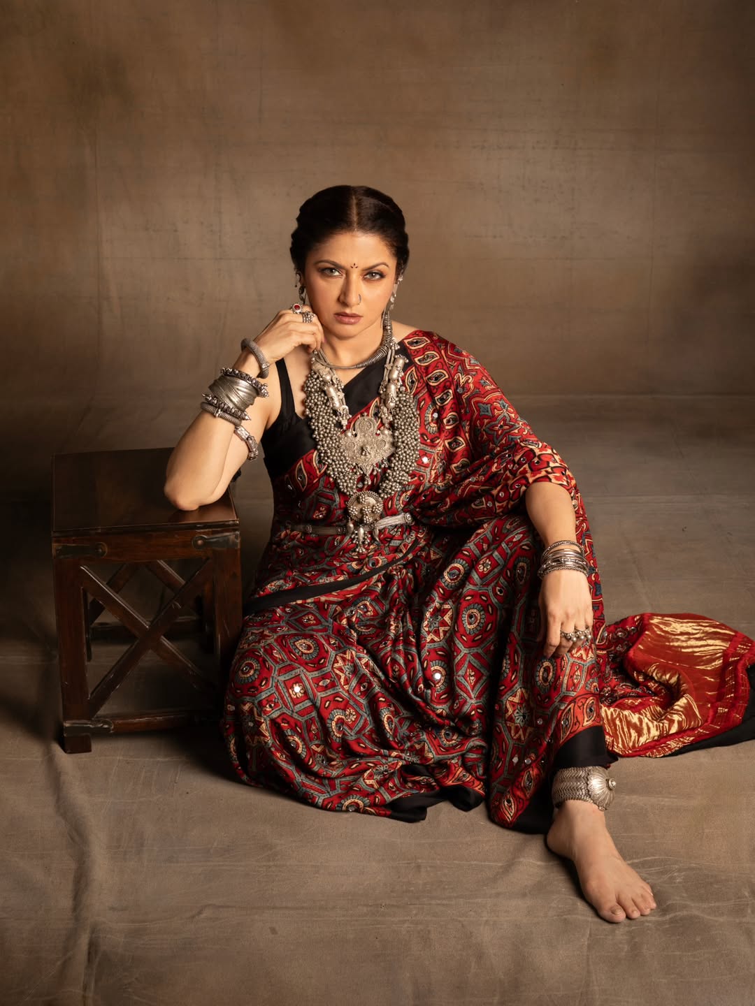 Bhagyashree's Regal Radiance: A Study in Tradition