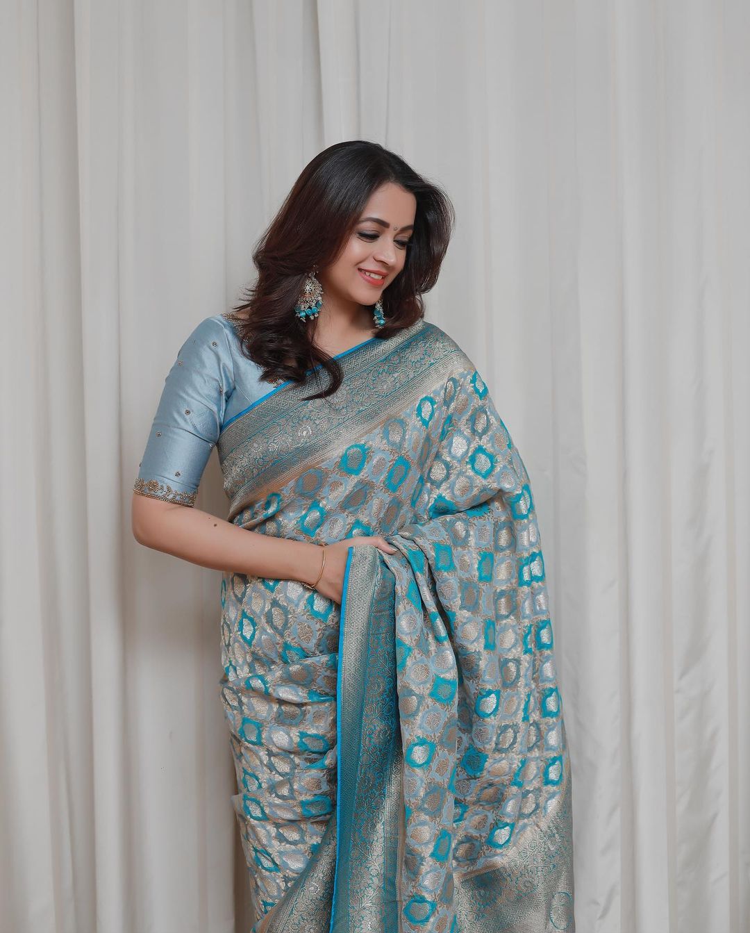 Bhavana Menon Stunning Latest Saree Photos and Traditional Looks
