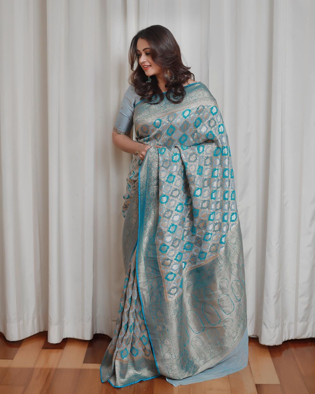 Bhavana Menon Stunning Latest Saree Photos and Traditional Looks