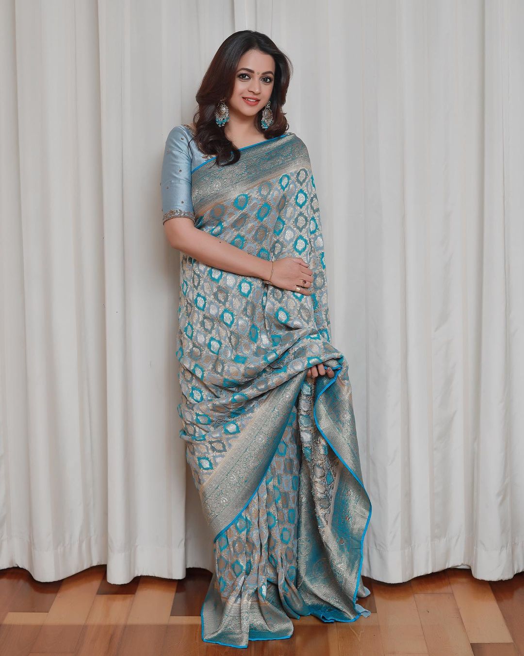 Bhavana Menon Stunning Latest Saree Photos and Traditional Looks