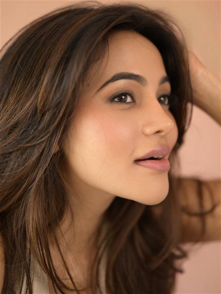 Bhavani Sre’s Glamour Takes Over: Stunning Looks and Latest Style Updates!