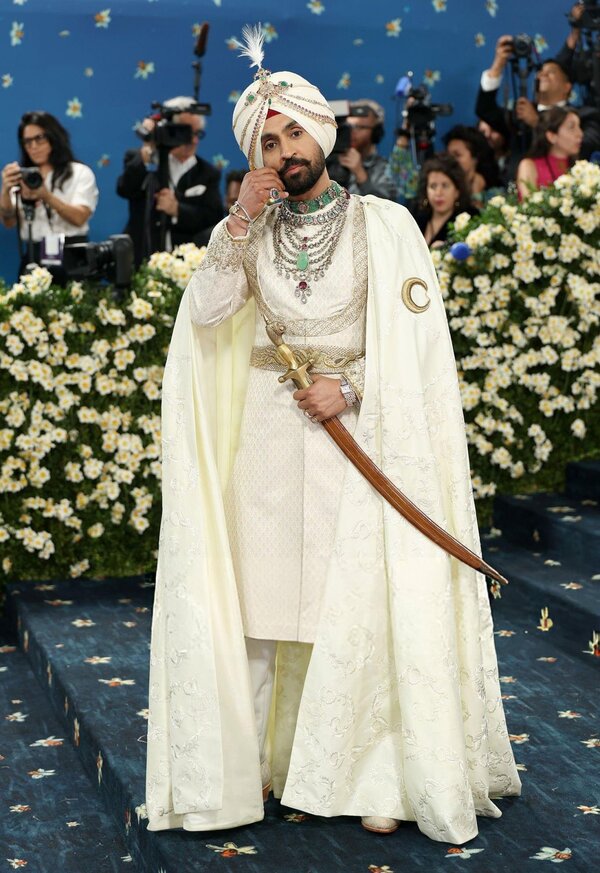 A Regal Showcase of Style: Capturing Cinematic Glamour on the Red Carpet