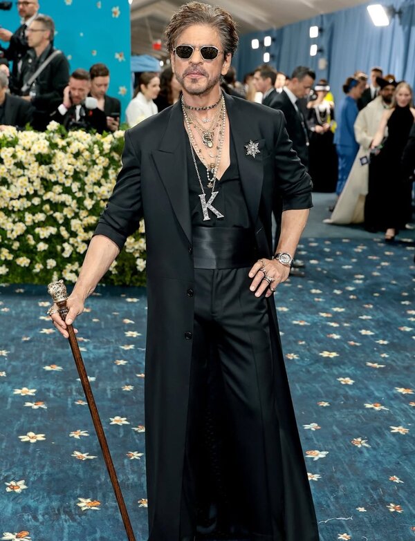 A Regal Showcase of Style: Capturing Cinematic Glamour on the Red Carpet