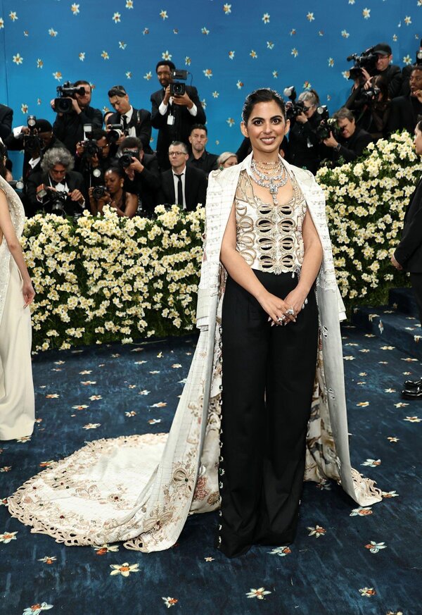 A Regal Showcase of Style: Capturing Cinematic Glamour on the Red Carpet
