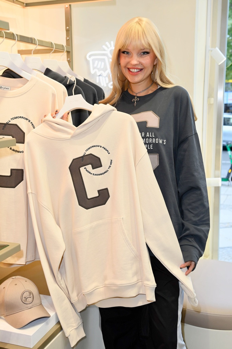 Bonnie Strange Steals the Spotlight at Berlin's Cybex Apparel Launch!