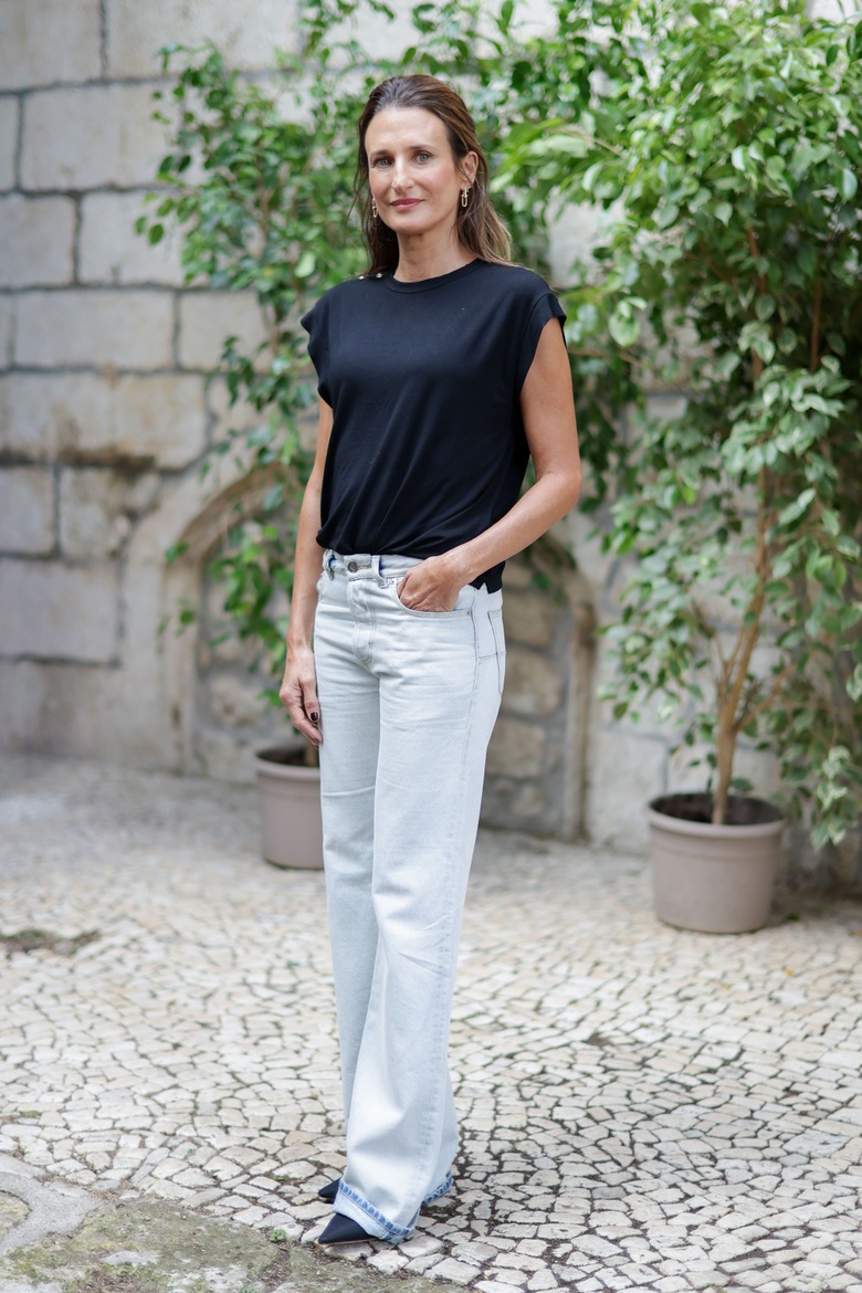 Camille Cottin shines at the Dix Pour Cent photocall at the 19th Angoulême Film Festival. - Photos & Updates