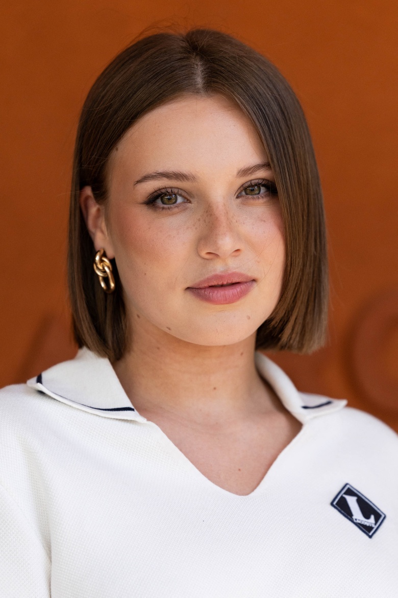 Carla Lazzari shines in stunning fashion moment