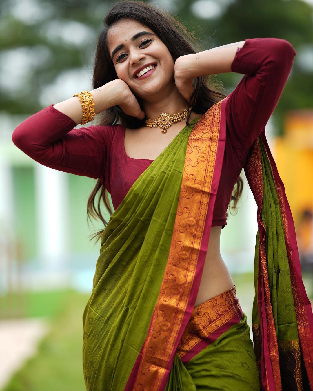 Deepthi Sunaina Stunning Green Saree Photos